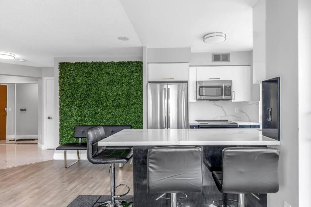 2 Bedroom Waterfront Condo Downtown W/ Free Parking Toronto Dış mekan fotoğraf