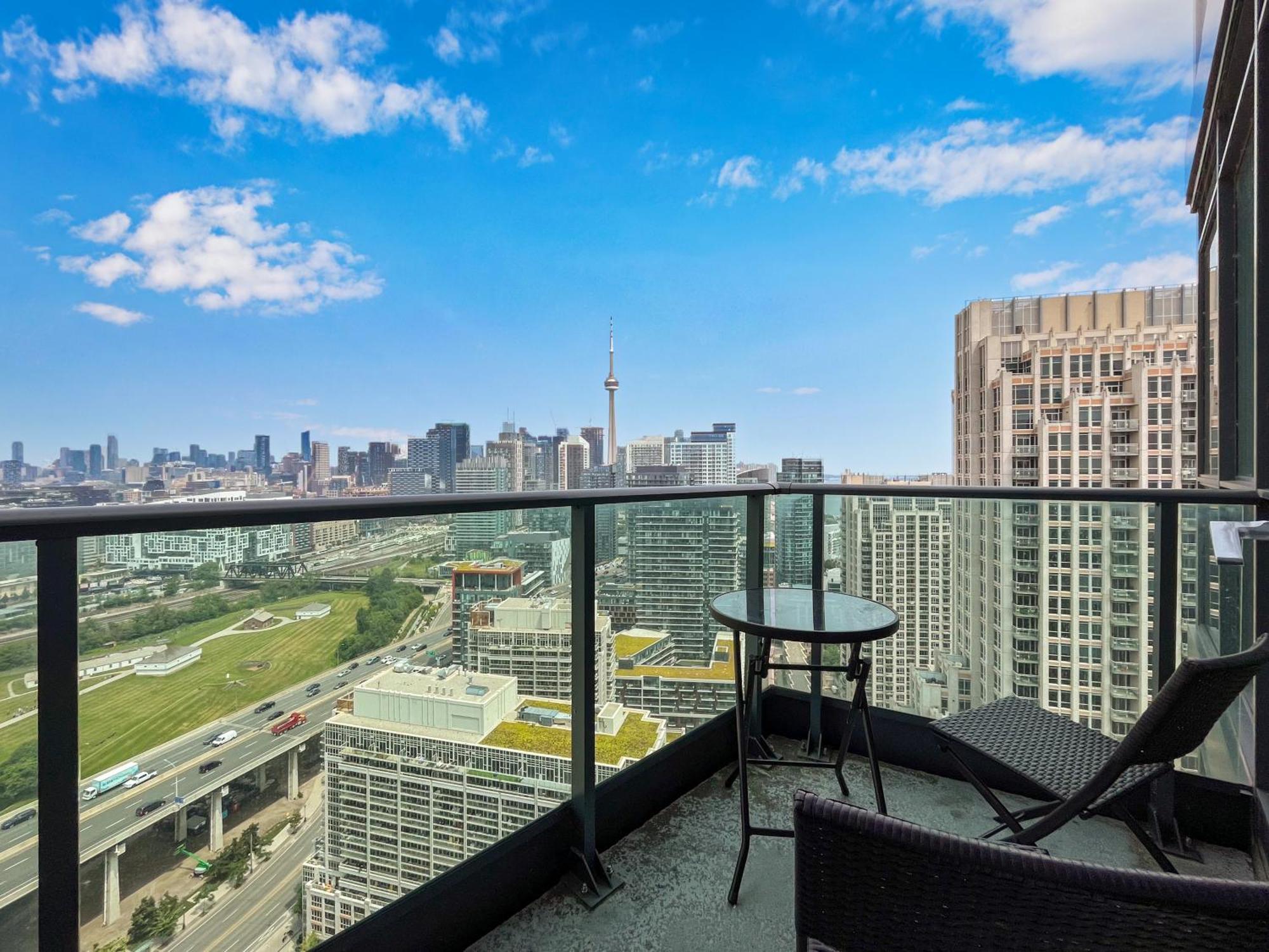 2 Bedroom Waterfront Condo Downtown W/ Free Parking Toronto Dış mekan fotoğraf