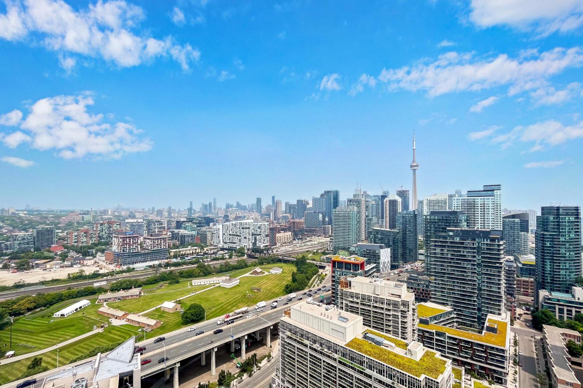 2 Bedroom Waterfront Condo Downtown W/ Free Parking Toronto Dış mekan fotoğraf