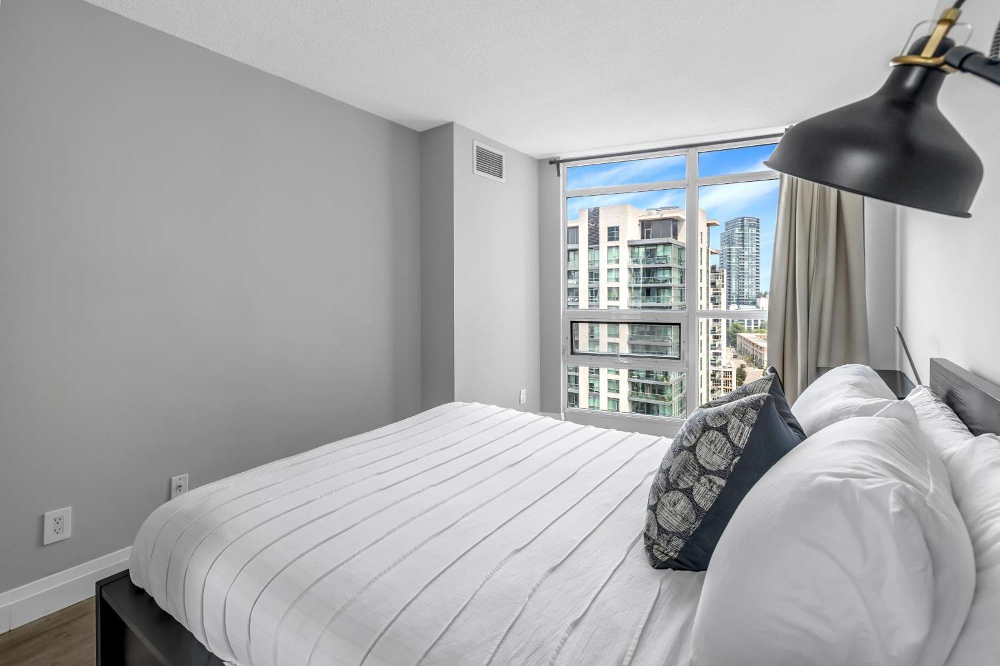2 Bedroom Waterfront Condo Downtown W/ Free Parking Toronto Dış mekan fotoğraf